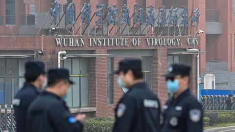 Personal de seguridad hace guardia frente al Instituto de Virología de Wuhan en Wuhan el 3 de febrero de 2021.