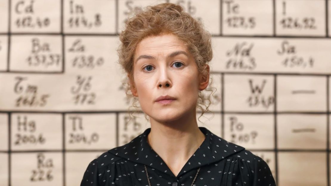 Rosamund Pike interpretó a Marie Curie en “Radioactive”.