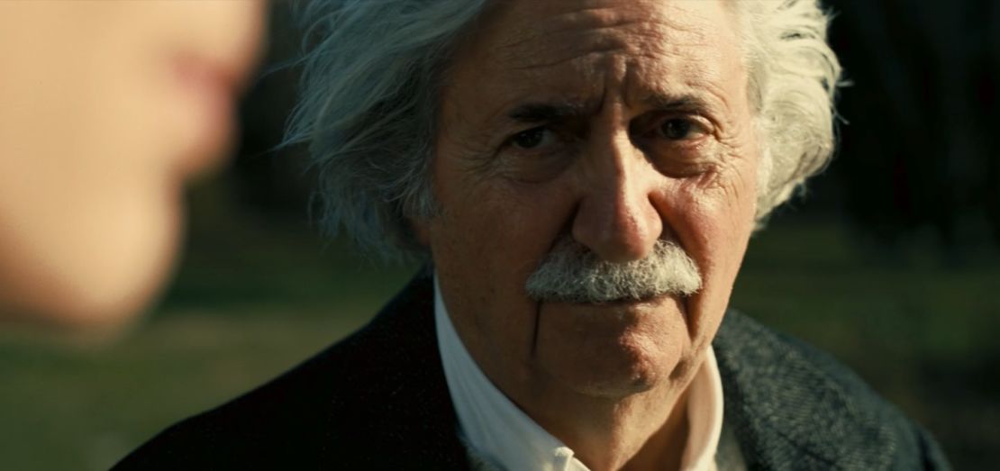 Tom Conti, como Albert Einstein, en "Oppenheimer".