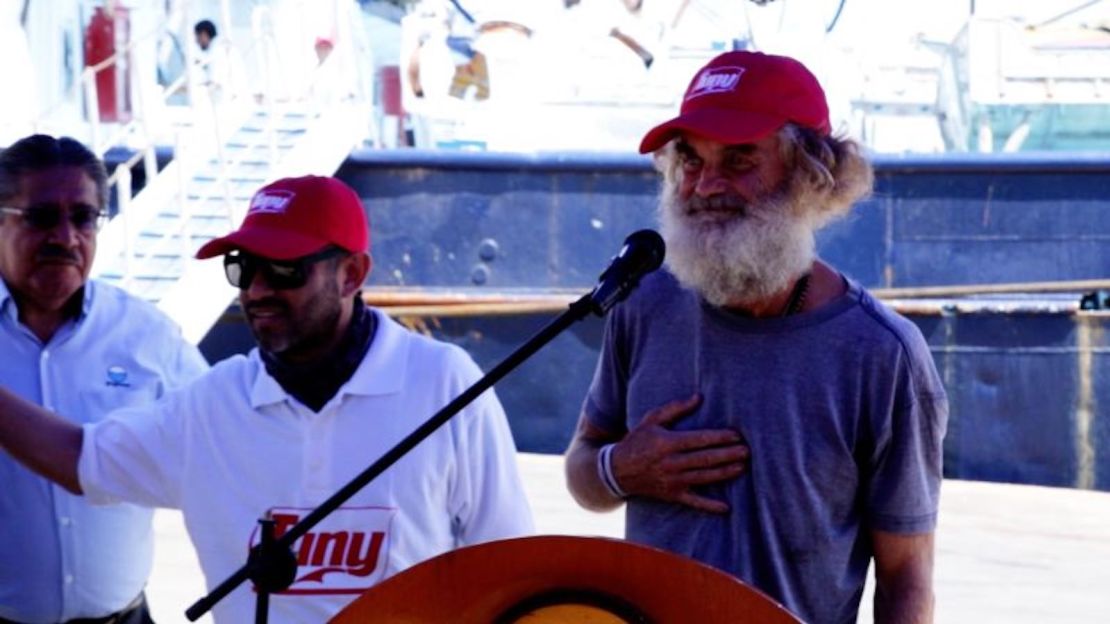 El marinero Timothy Lyndsay Shaddock y su perra Bella sobrevivieron a base de pescado crudo y agua de lluvia tras quedar varados durante tres meses en el océano Pacífico.