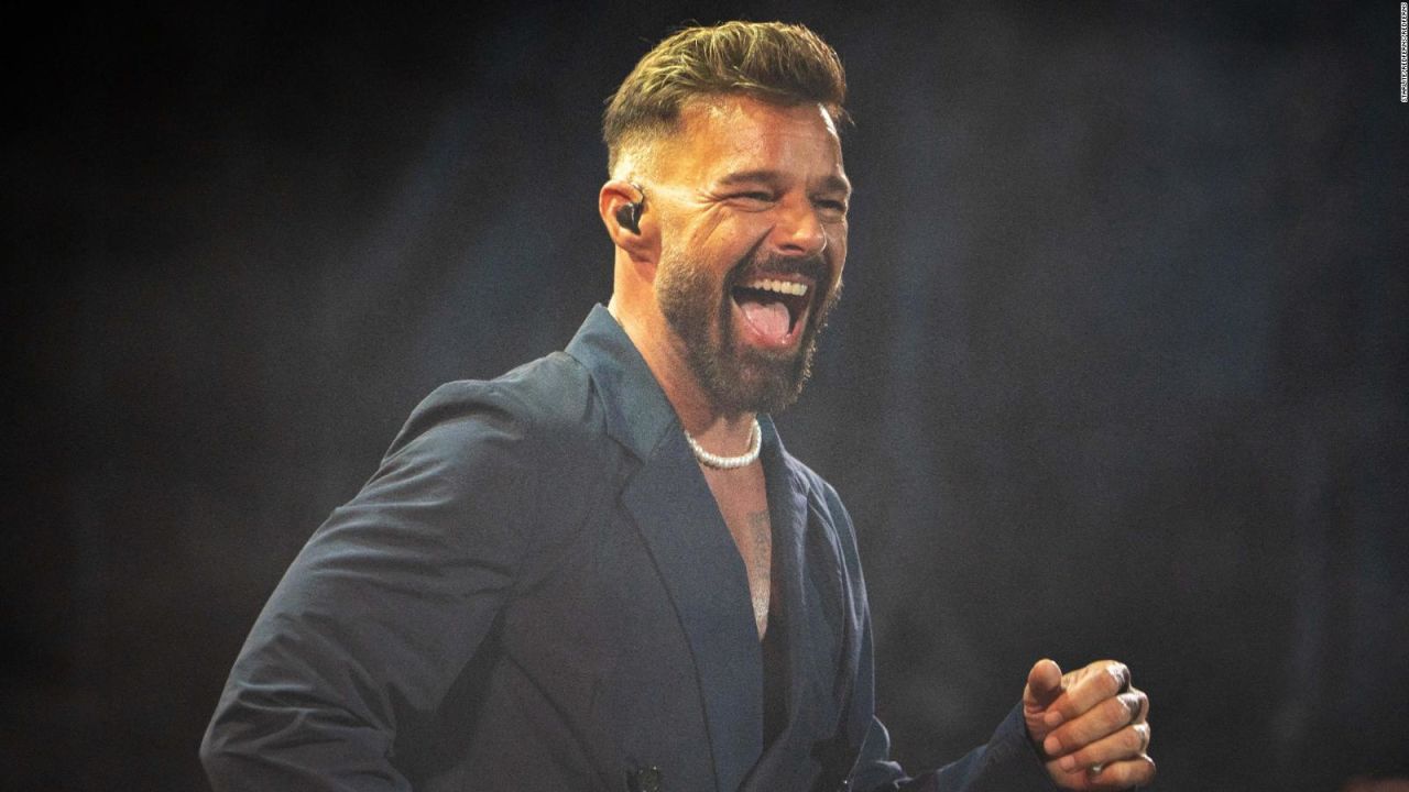 CNNE 1423849 - asi fue la sorpresa que recibio ricky martin durante su concierto en suiza