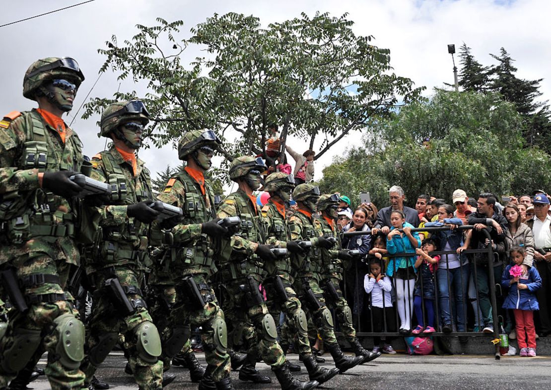 Soldados colombianos participan en un desfile militar para celebrar el 206 aniversario de la independencia del país, en Bogotá, el 20 de julio de 2016. / AFP / GUILLERMO LEGARIA