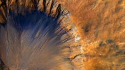 CNNE 1423921 - la impactante imagen de un crater en marte que fue elegida la foto de la semana