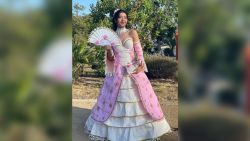 CNNE 1424147 - joven latina gana concurso con vestido de cinta adhesiva