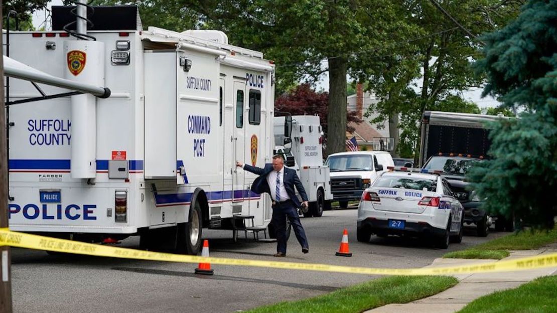 Las autoridades registran la casa de Heuermann el 18 de julio de 2023, en Massapequa Park, Nueva York.