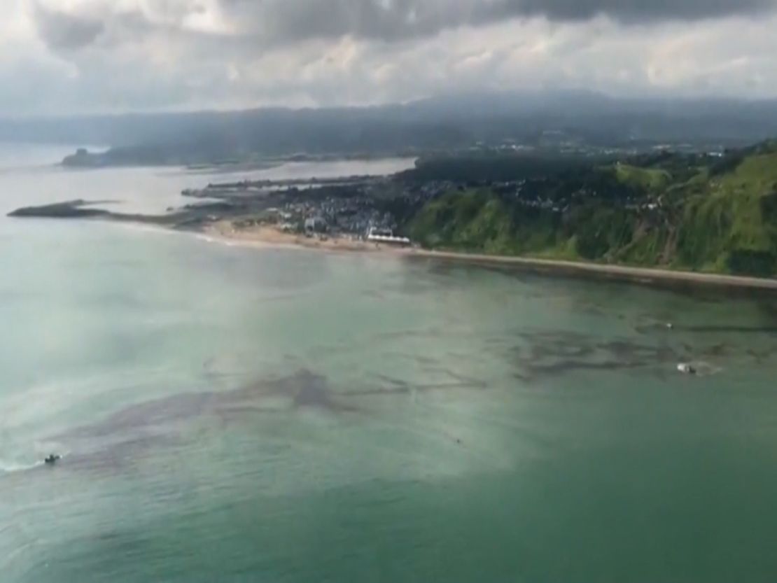 Las autoridades calculan que fueron afectados unos 2 km de playa tras el derrame de petróleo en Esmeraldas, Ecuador, el 20 de julio de 2023.