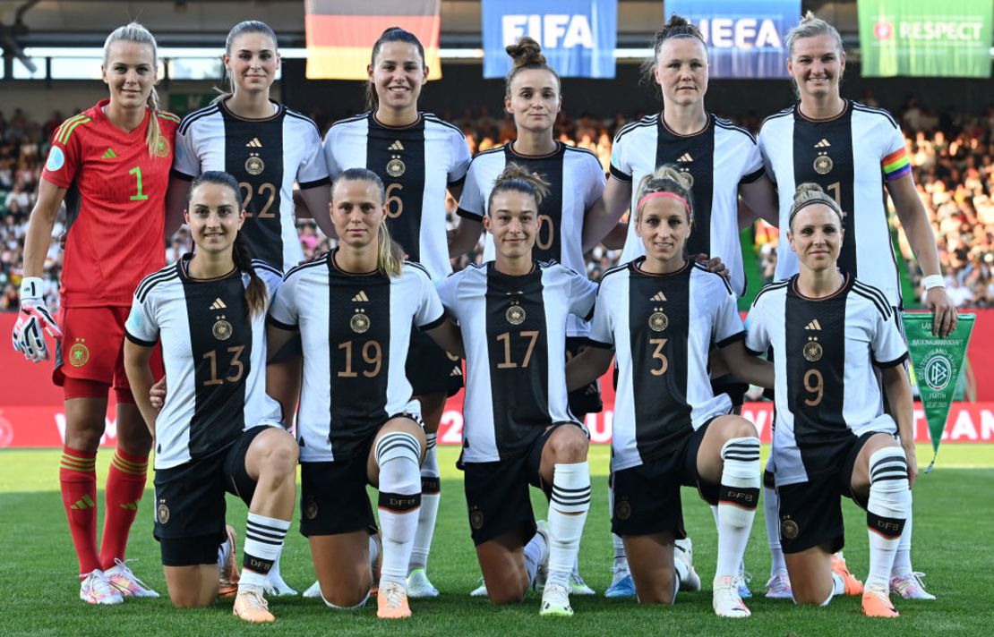 El equipo de fútbol femenino de Alemania antes del partido amistoso de fútbol internacional Alemania vs Zambia en Fuerth, sur de Alemania, el 7 de julio de 2023, antes de la Copa Mundial Femenina de la FIFA.