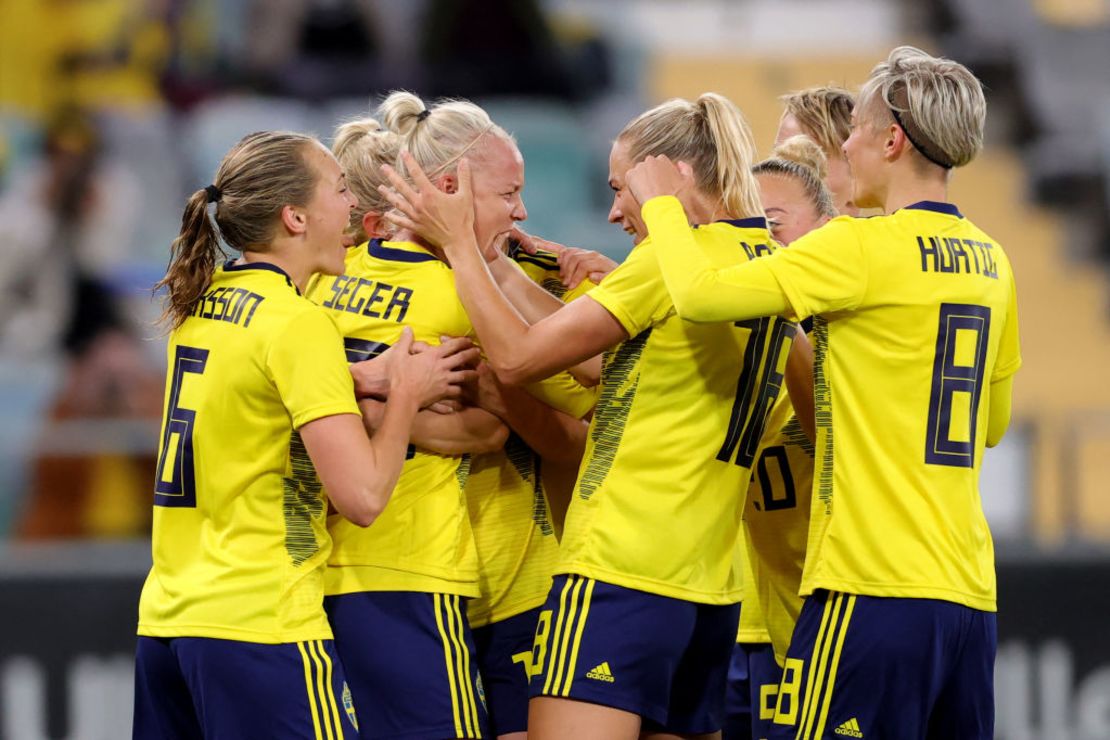 La mediocampista sueca Caroline Seger (C) celebra con sus compañeras de equipo durante el partido de fútbol clasificatorio para la Copa Mundial Femenina de la FIFA 2023 grupo A entre Suecia y Georgia en el estadio Gamla Ullevi en Gotemburgo, Suecia, el 21 de septiembre de 2021. - Suecia