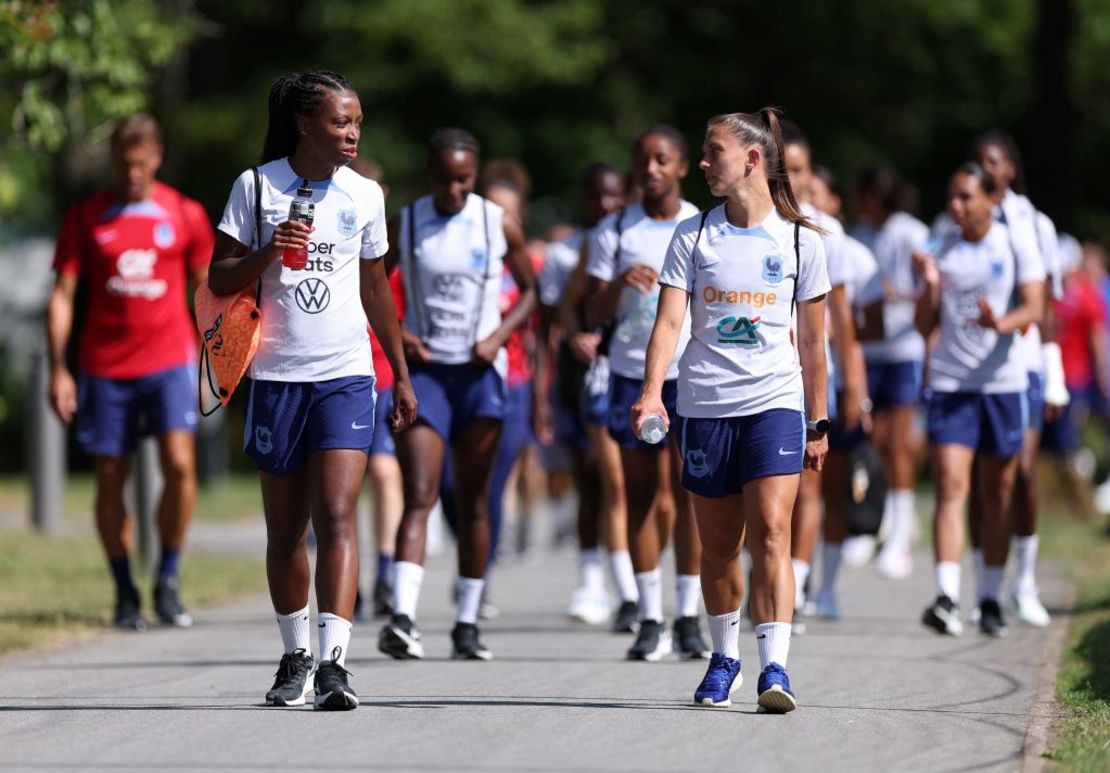 La mediocampista francesa Grace Geyoro (izq) habla con la defensa francesa Eve Perisset antes de una sesión de entrenamiento en Clairefontaine-en-Yvelines el 23 de junio de 2023 como parte de la preparación del equipo para la próxima Copa Mundial Femenina de la FIFA en Australia y Nueva Zelandia.