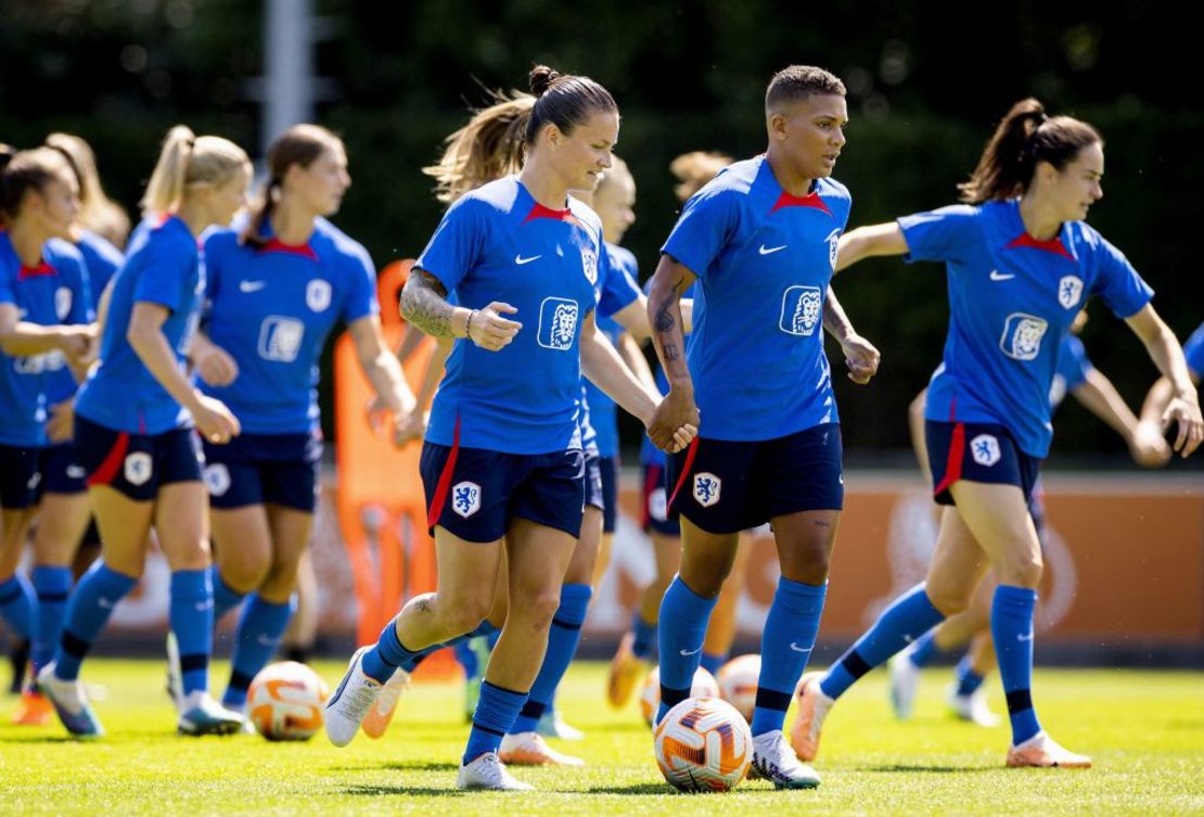 La mediocampista holandesa Sherida Spitse (C) y la delantera holandesa Shanice van de Sanden (2 der.) se dan la mano durante una sesión de entrenamiento de la selección nacional femenina de fútbol en Zeist el 23 de junio de 2023 como parte de la preparación del equipo para la próxima Copa Mundial Femenina de la FIFA en Australia y Nueva Zelandia.