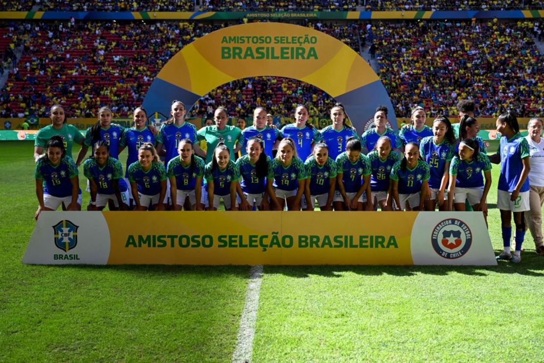 Las jugadoras de Brasil posan para una foto antes del partido amistoso de fútbol entre Brasil y Chile, antes de la próxima Copa Mundial Femenina de la FIFA, en el estadio Arena BRB Mane Garrincha en Brasilia el 2 de julio de 2023.