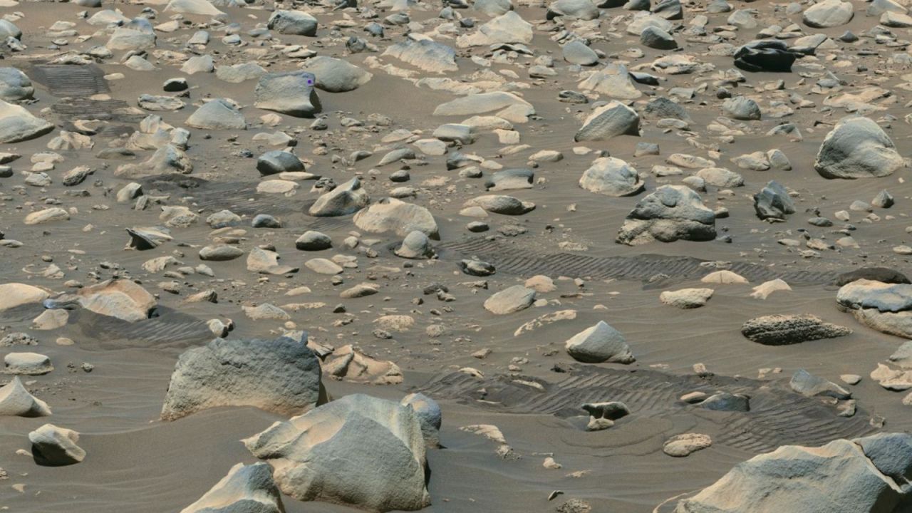 CNNE 1424506 - el perseverance de la nasa recolecta muestras en un viejo rio de marte