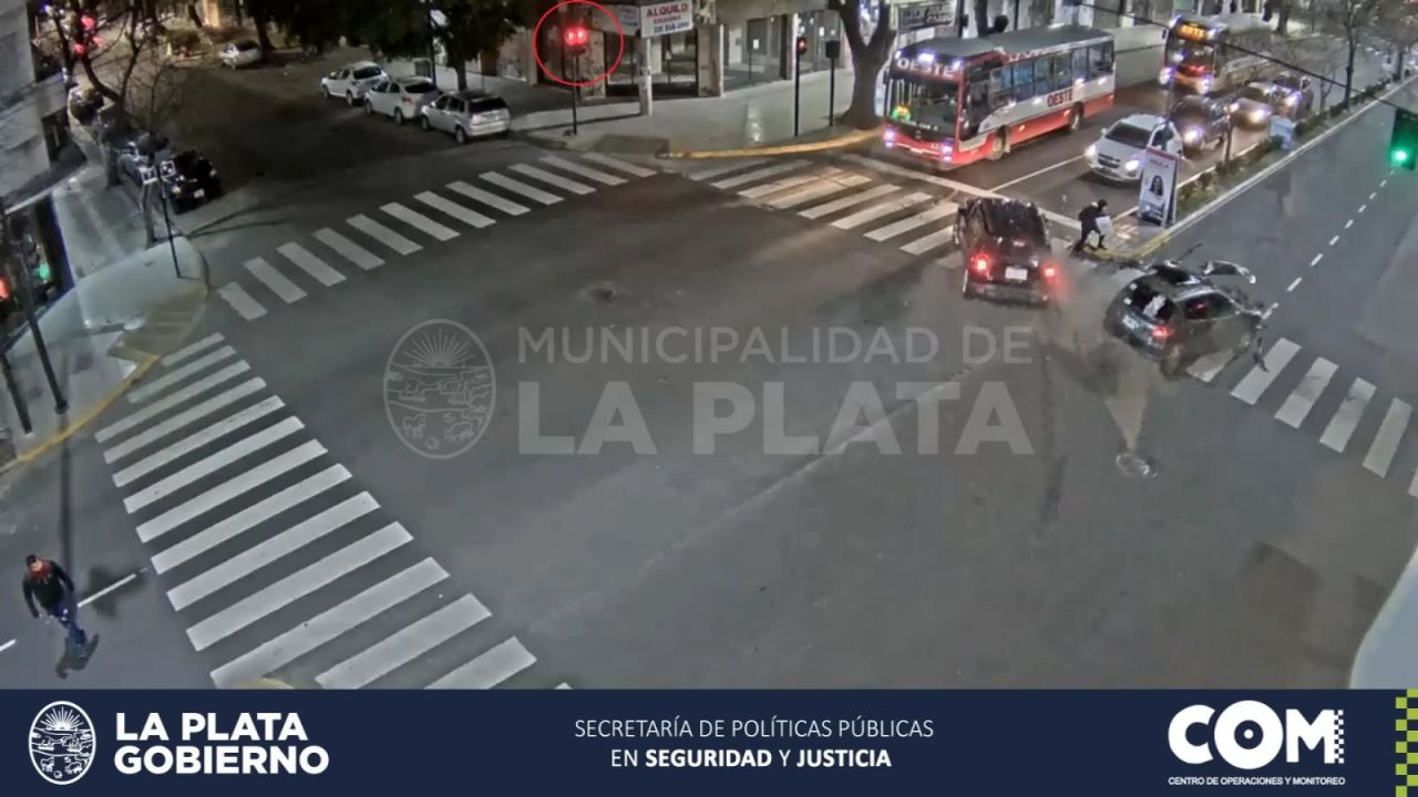 CNNE 1424508 - se salva de milagro luego de quedar en medio de un accidente