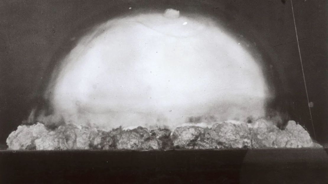 Imagen etiquetada '0.053 Sec' de la primera prueba nuclear, con nombre en clave "Trinity", realizada por el Laboratorio Nacional de Los Álamos en Alamogordo, Nuevo México, en 1945. Crédito: Fotosearch/Getty Images