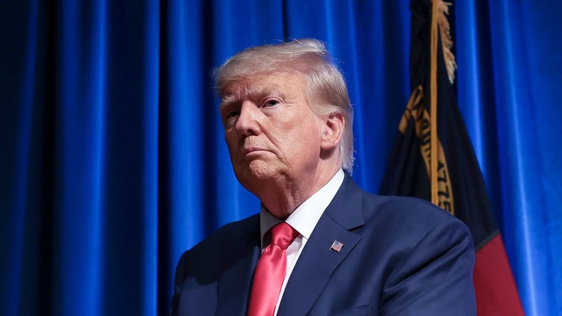 El aspirante presidencial republicano, el expresidente Donald Trump, abandona el escenario tras pronunciar un discurso el 10 de junio de 2023 en Greensboro, Carolina del Norte. Crédito: Win McNamee/Getty Images