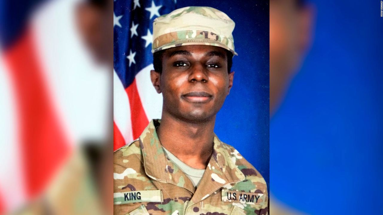 Esta foto familiar muestra un retrato del soldado estadounidense Travis King exhibido en la casa de su abuelo Carl Gates, el miércoles 19 de julio de 2023.
