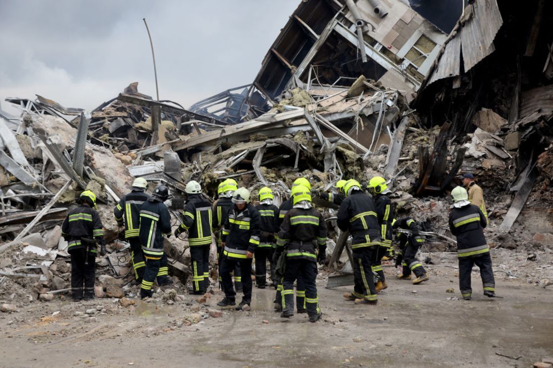 Rescatistas ucranianos trabajan en un edificio impactado por misiles rusos el 20 de julio de 2023 en Odesa, Ucrania. Crédito: OLEKSANDR GIMANOV/AFP via Getty Images)