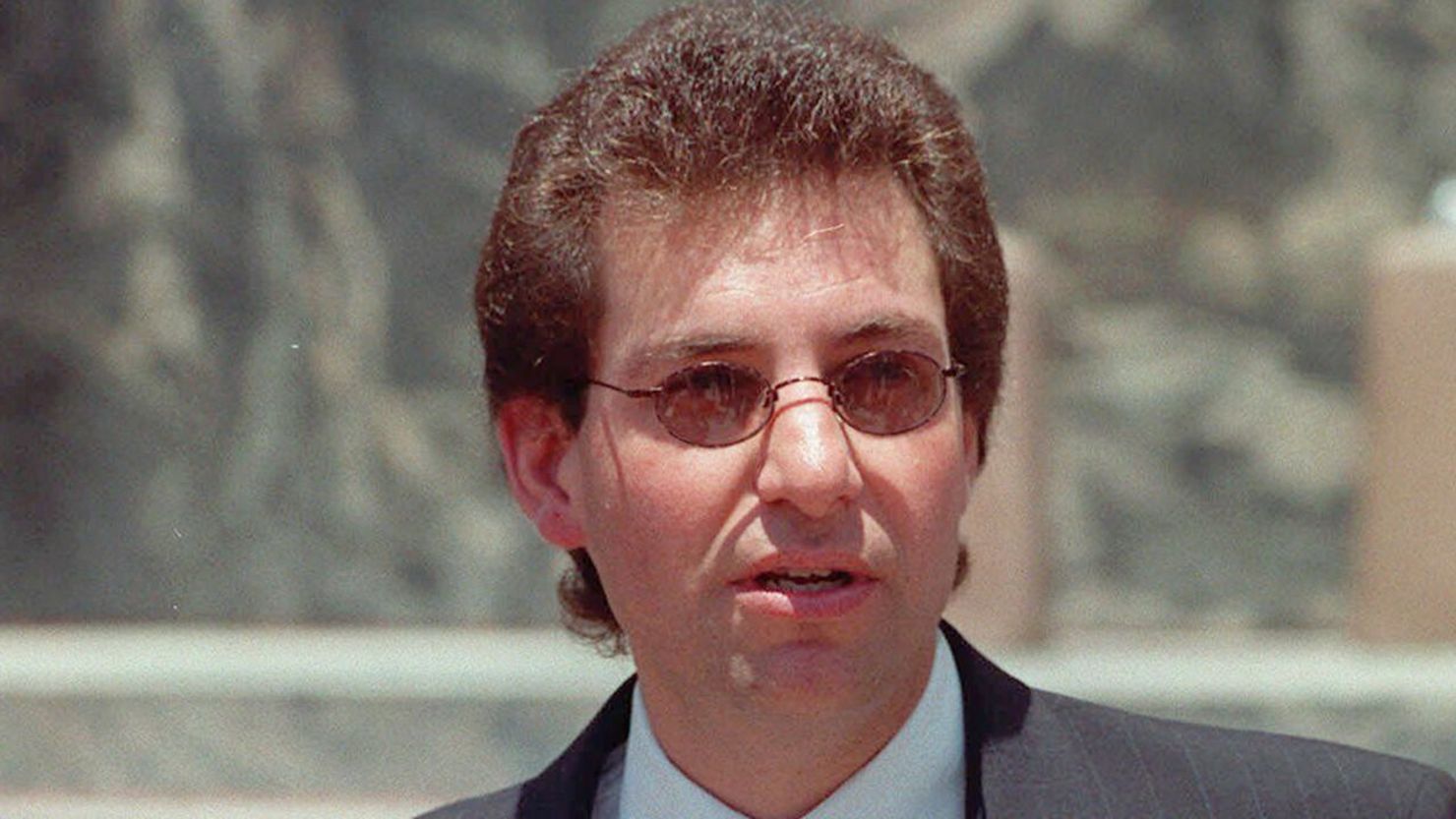 Kevin Mitnick, que pasó cuatro años en una prisión federal por robar secretos informáticos, en diálogo con los medios de comunicación en Los Ángeles el lunes 26 de junio de 2000.