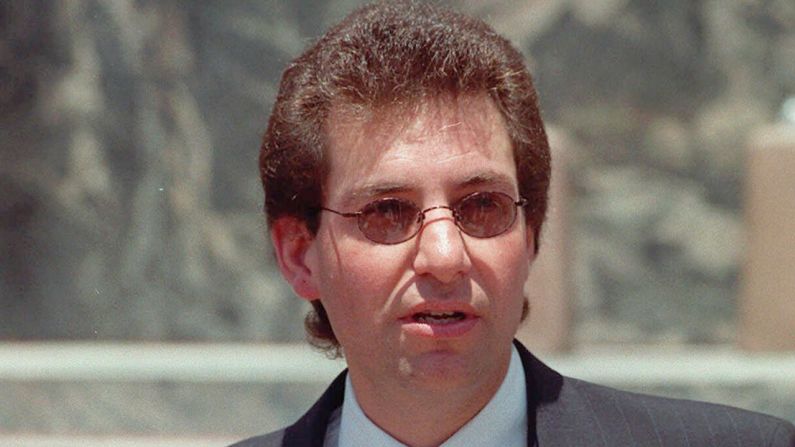 Kevin Mitnick, uno de los hackers más famosos en la historia de la ciberseguridad, murió el domingo 16 de julio después de una batalla de más de un año contra el cáncer de páncreas, dijo su familia en un obituario publicado. Tenía 59 años.