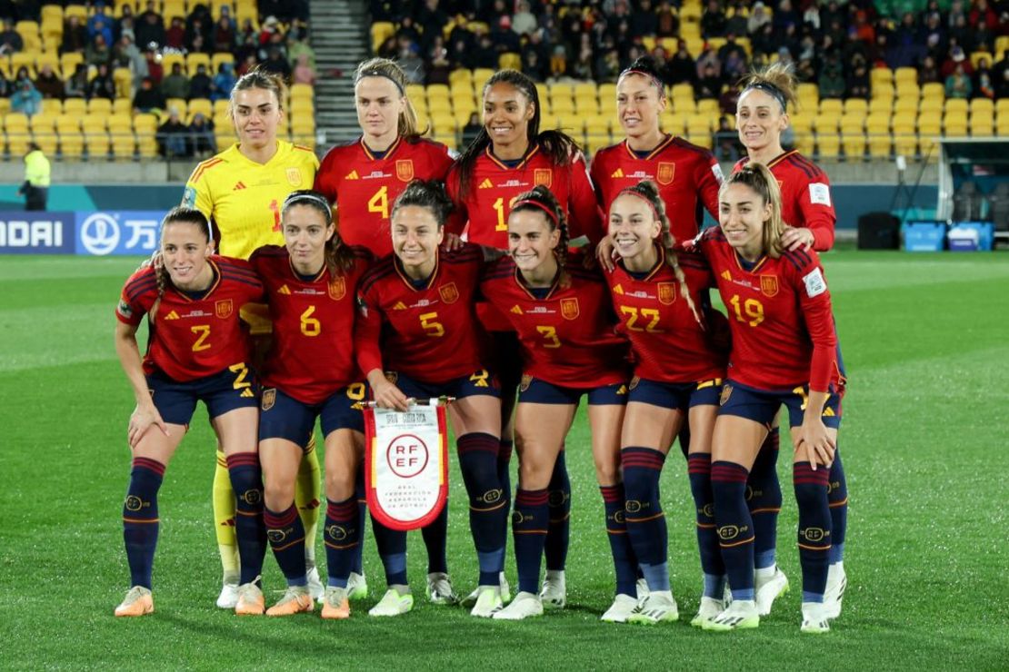 Las jugadoras de España posan para una foto del equipo antes del partido de fútbol del Grupo C de la Copa Mundial Femenina de Australia y Nueva Zelandia 2023 entre España y Costa Rica en el Wellington Stadium, también conocido como Sky Stadium, en Wellington el 21 de julio de 2023.