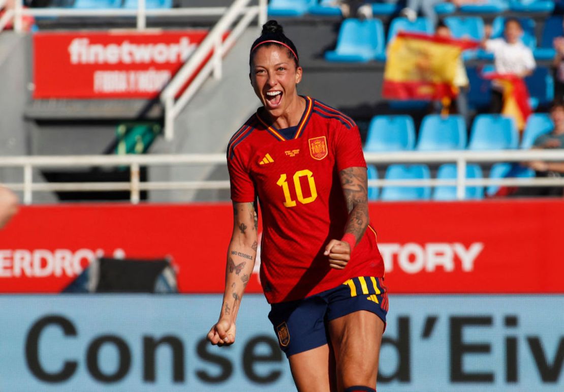 La delantera española Jenni Hermoso celebra marcar un gol durante el amistoso internacional femenino de fútbol entre España y Noruega en el estadio Can Misses de Ibiza el 6 de abril de 2023.