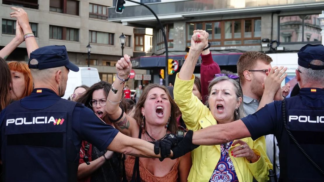 Manifestantes protestan en un acto de Vox en Gijón el 27 de junio. Crédito: Xuan Cueto/Europa Press/Getty Images