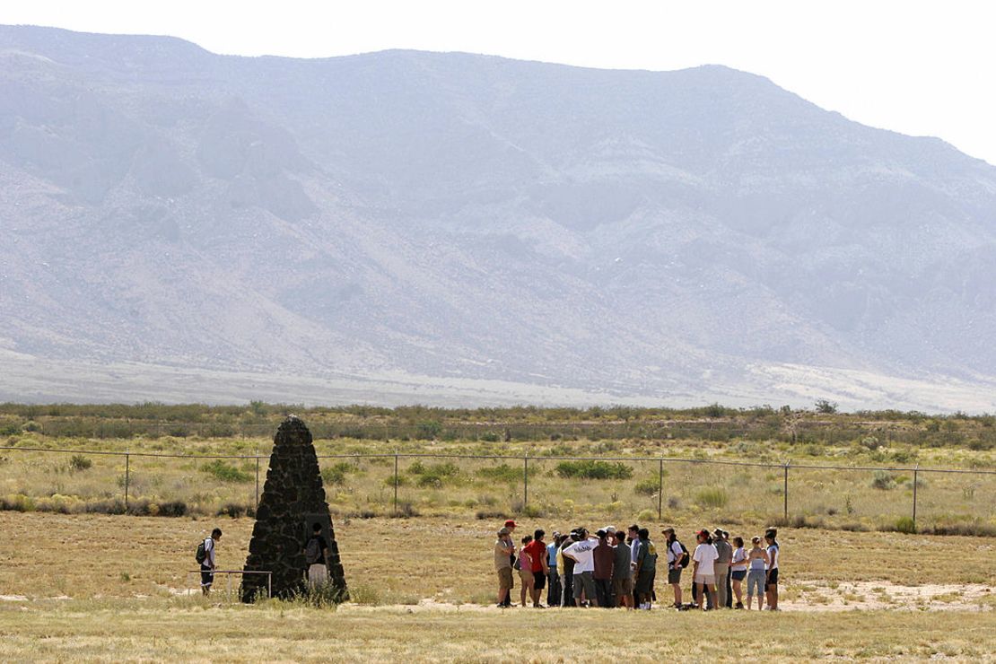 Estudiantes visitan el 5 de julio de 2005 el obelisco que marca el lugar donde estalló la primera bomba atómica en Nuevo México.