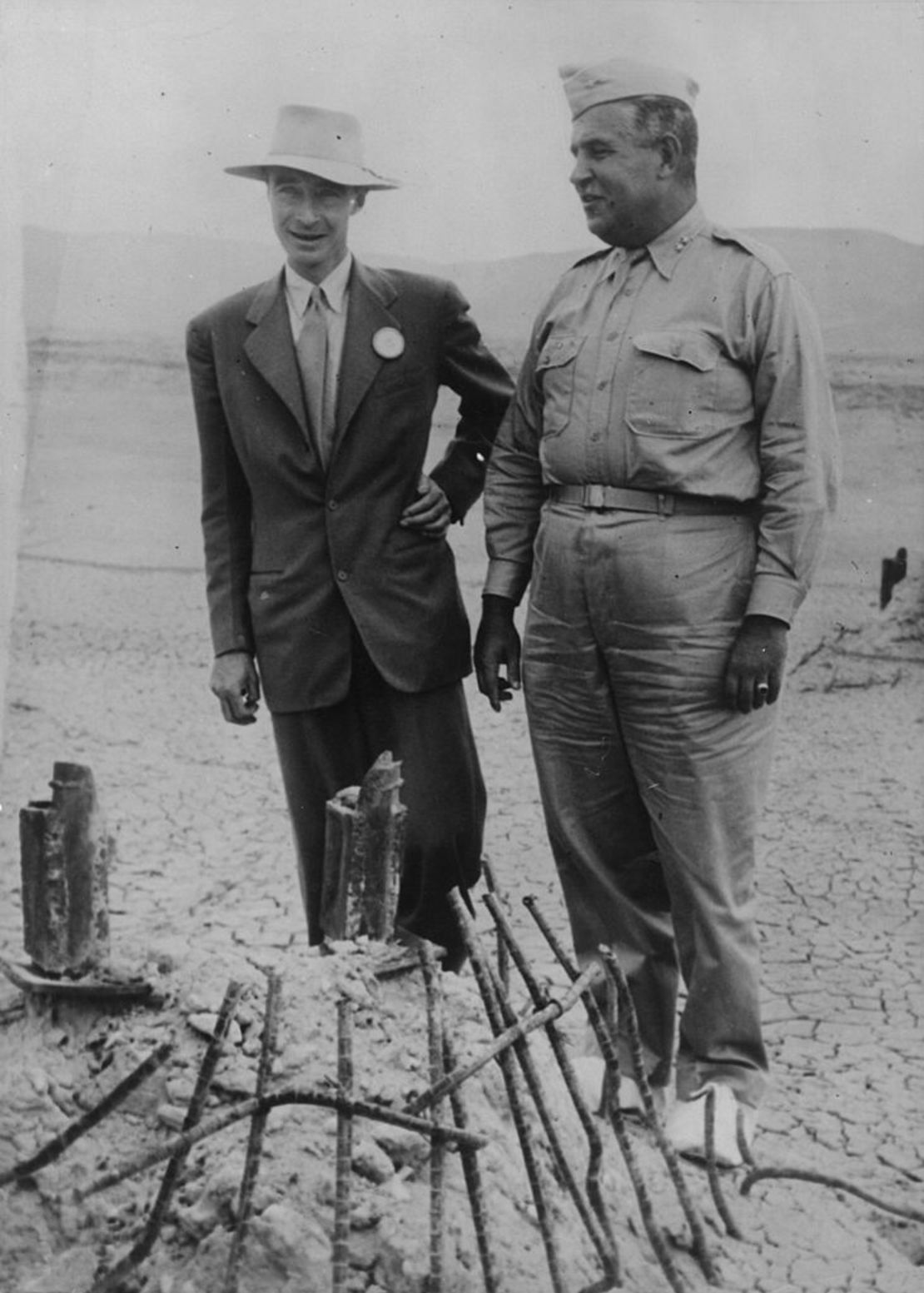 El físico nuclear Julius Robert Oppenheimer (1904-1967), a la izquierda, con el general de División Leslie Groves, junto a los restos de la primera explosión nuclear en 1945.