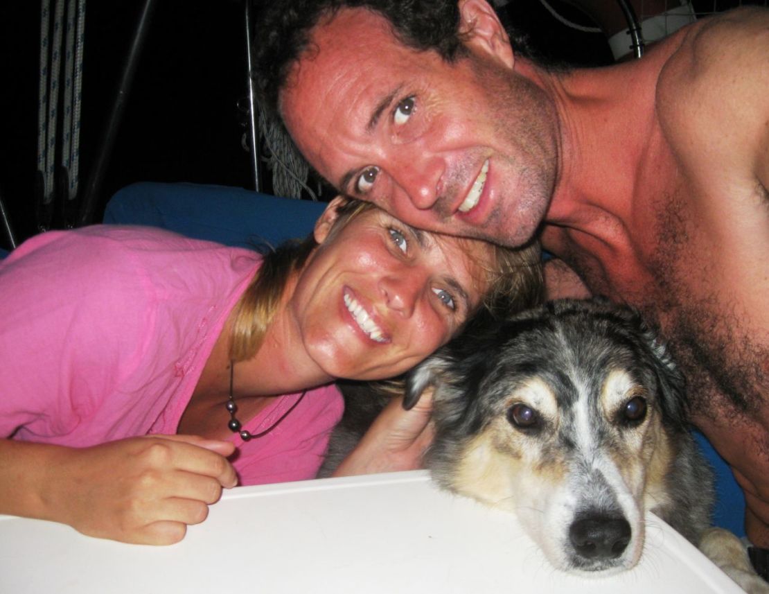 Aquí están Liesbet, Mark y uno de los perros de Mark. Liesbet se llevó bien con los perros desde el primer momento. Crédito: Liesbet Collaert