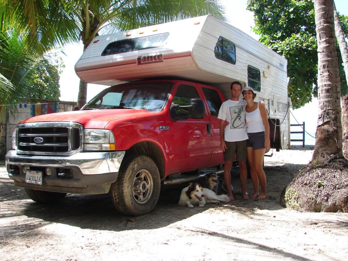 Aquí están Mark y Liesbet con sus dos perros y su casa rodante en Costa Rica en 2006. Crédito: Liesbet Collaert