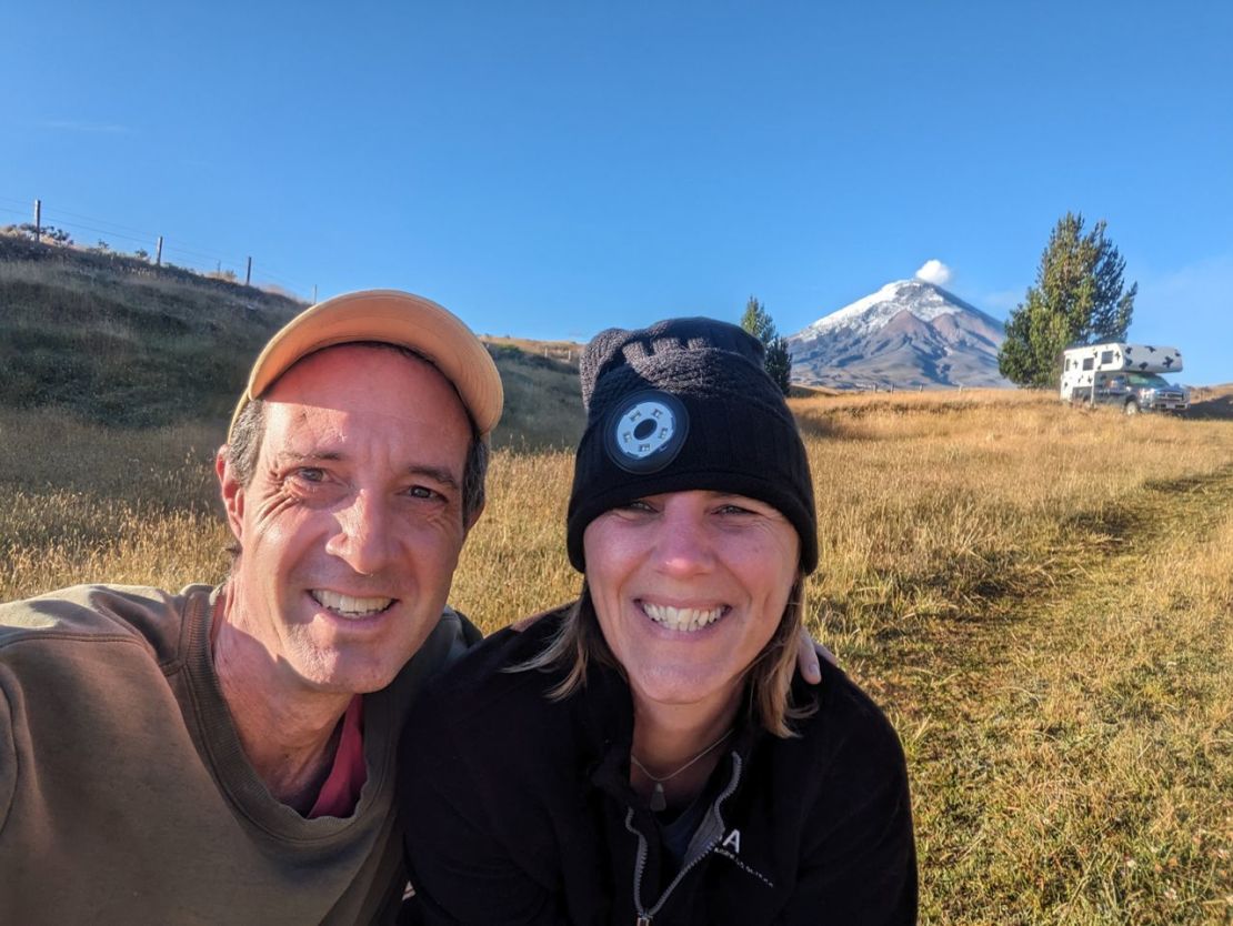 Aquí están Mark y Liesbet delante de su autocaravana en el volcán Cotopaxi, en Ecuador, en julio de 2023. Crédito: Liesbet Collaert