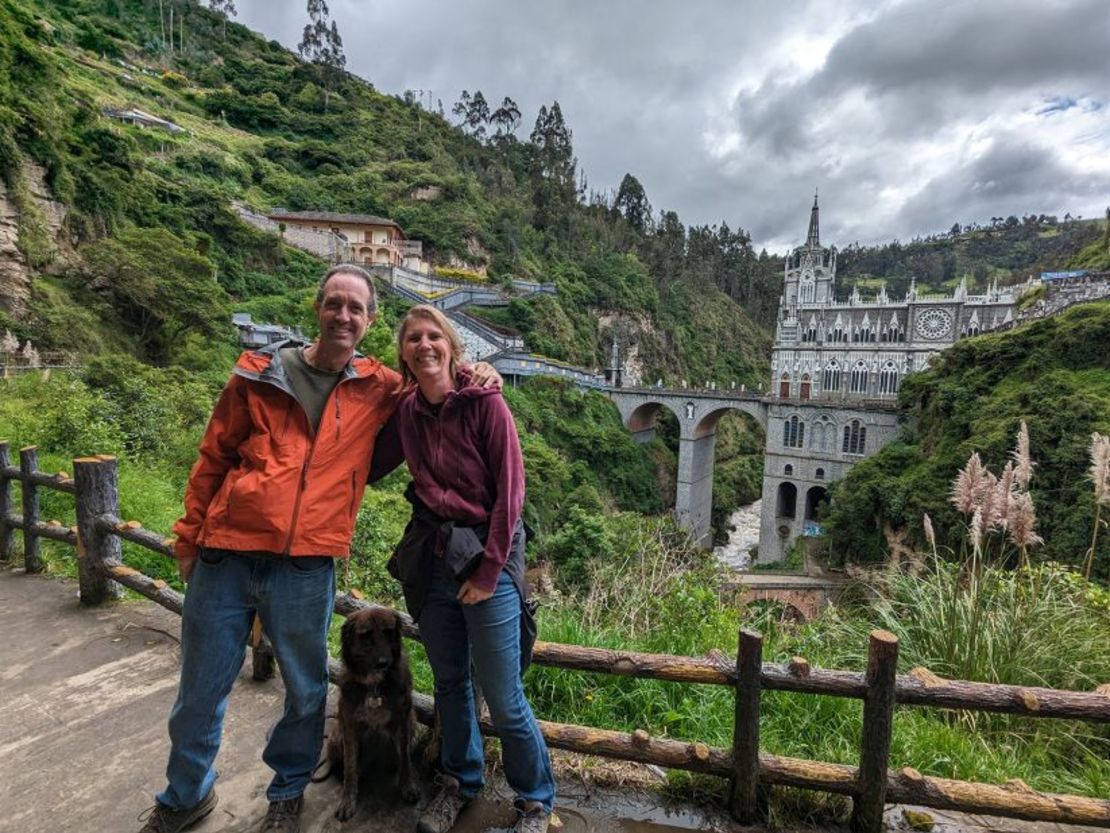 Aquí Liesbet y Mark posan en el Santuario de Las Lajas, Colombia en 2023. Crédito: Liesbet Collaert