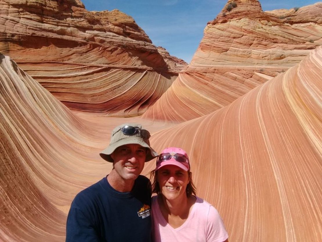 Aquí está la pareja en la formación de piedra arenisca The Wave en los acantilados Vermilion de Utah en 2019. Crédito: Liesbet Collaert