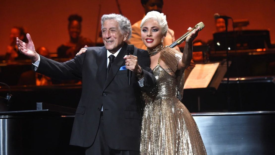 Tony Bennett y Lady Gaga durante su presentación en el Radio City Music Hall en agosto de 2021. Fue la última actuación pública de Bennett. Crédito: Kevin Mazur/Getty Images