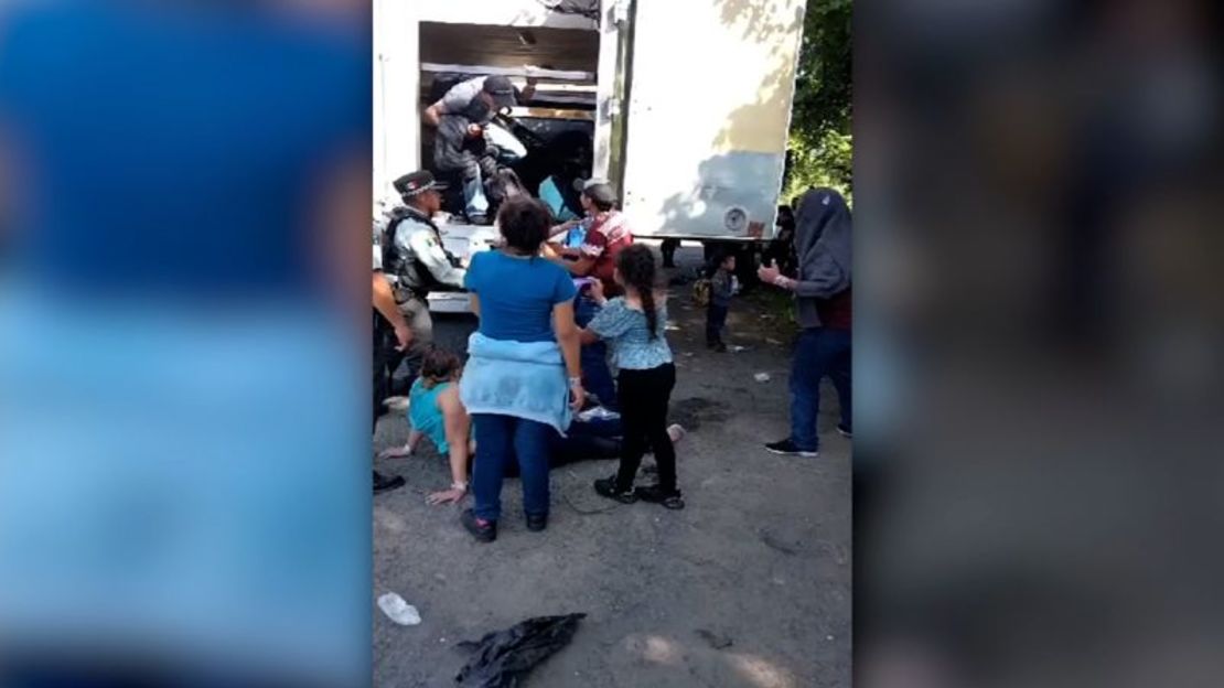 El camión fue abandonado por su conductor. Los rostros de los migrantes rescatados fueron oscurecidos por el INM en esta imagen. Cortesía: Instituto Nacional de Migración