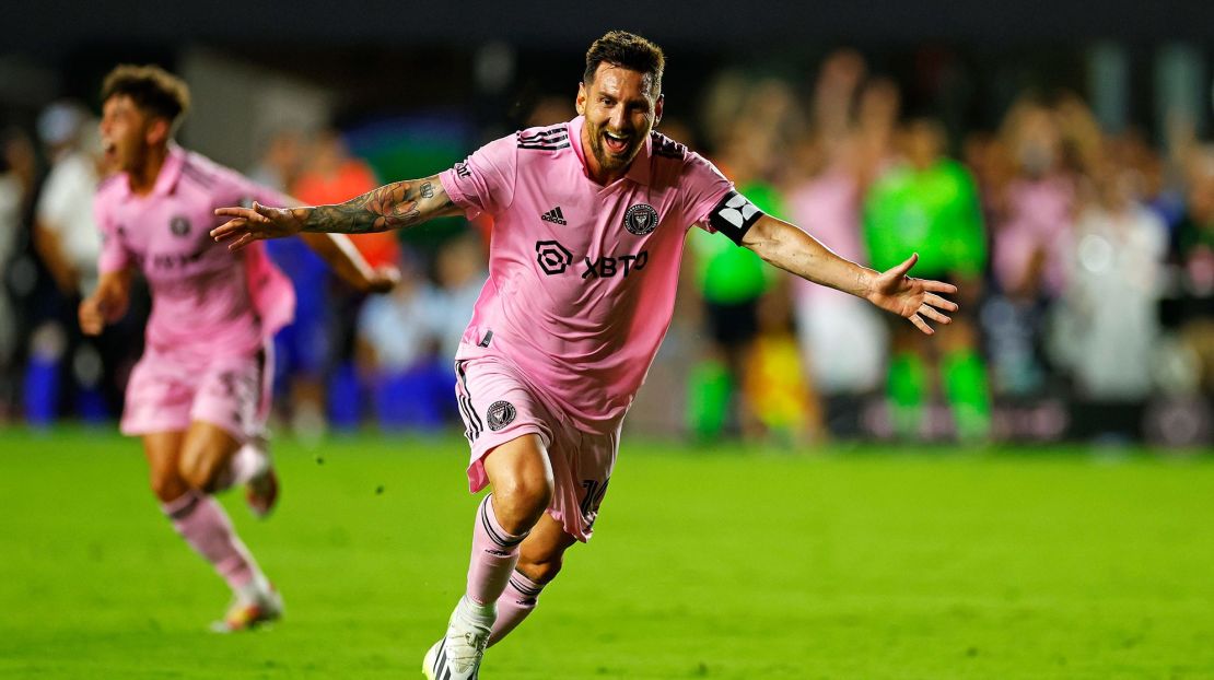 Lionel Messi celebra el gol que le dio el triunfo a su equipo en la Leagues Cup contra el Cruz Azul de México. Crédito: Stacy Revere/Getty Images