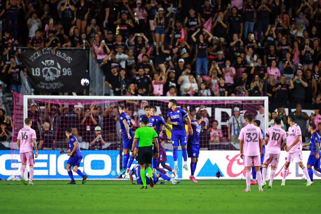 El momento definitivo: Lionel Messi mara el tiro libro al minuto 94. Crédito: Hector Vivas/Getty Images