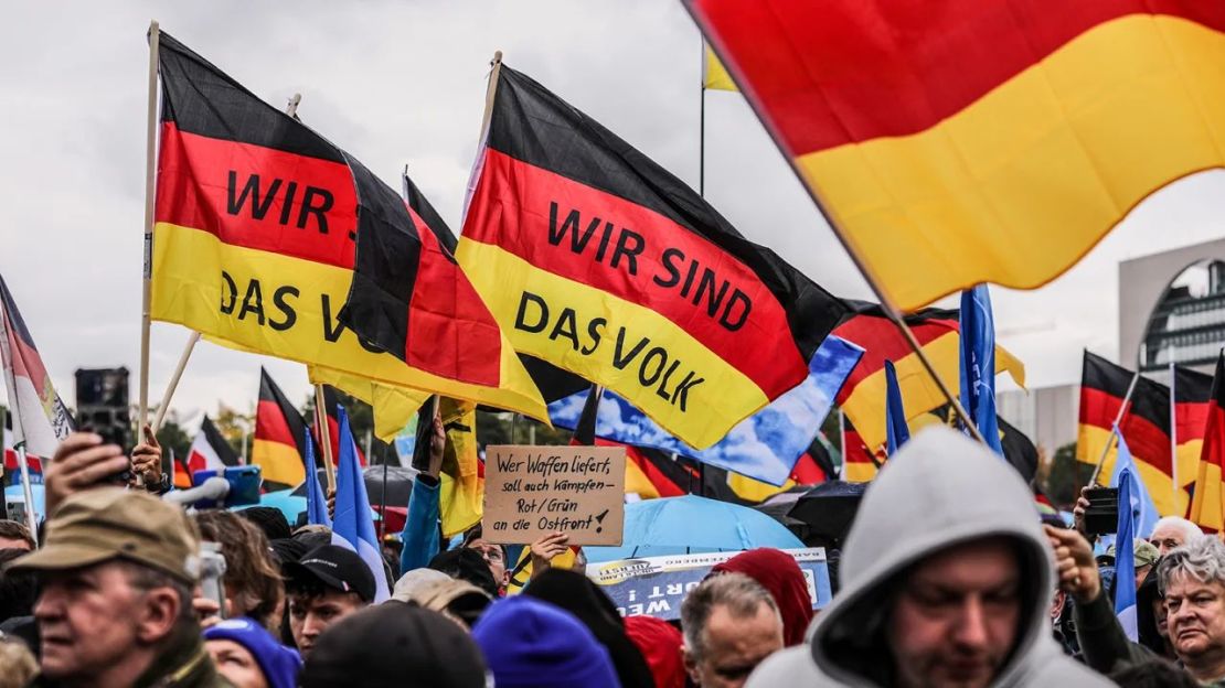 "Somos el pueblo", dice una bandera en una protesta de AfD contra el aumento del costo de vida en octubre de 2022. Crédito: Omer Messinger/Getty Images/File