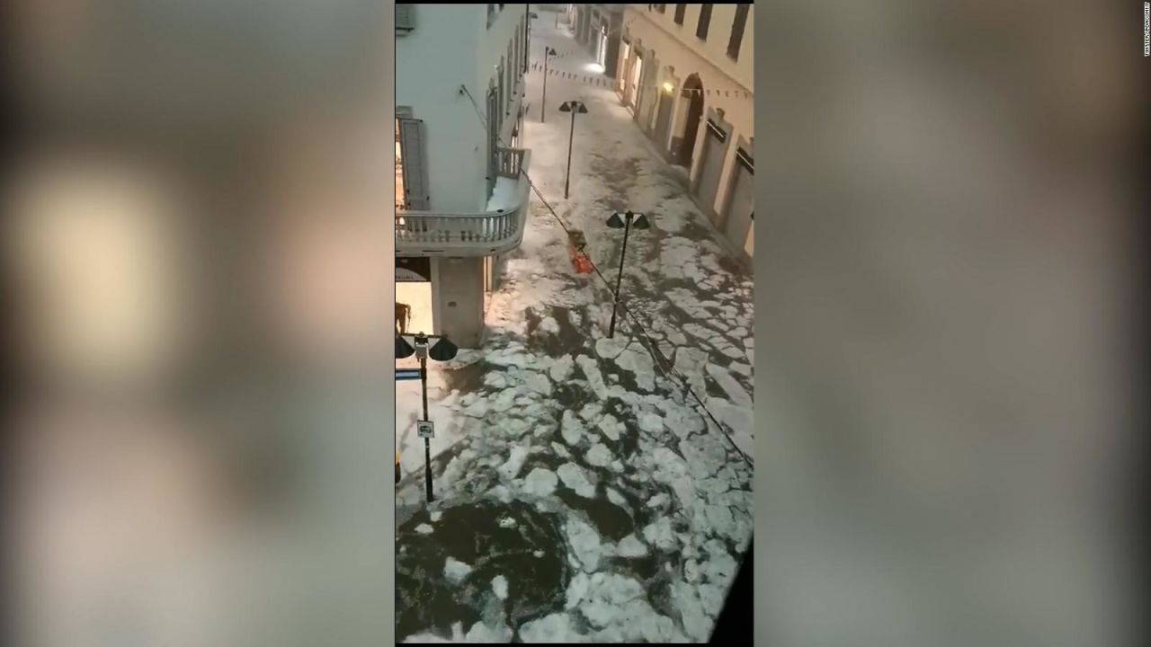 CNNE 1425519 - lluvias y granizo dejan un "rio de hielo" en italia
