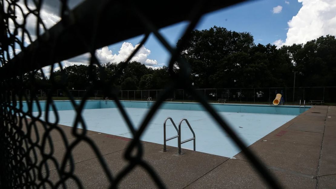 Piscina Algonquin, en 1614 Cypress St., en Louisville, vista en mayo. La piscina está cerrada este verano.