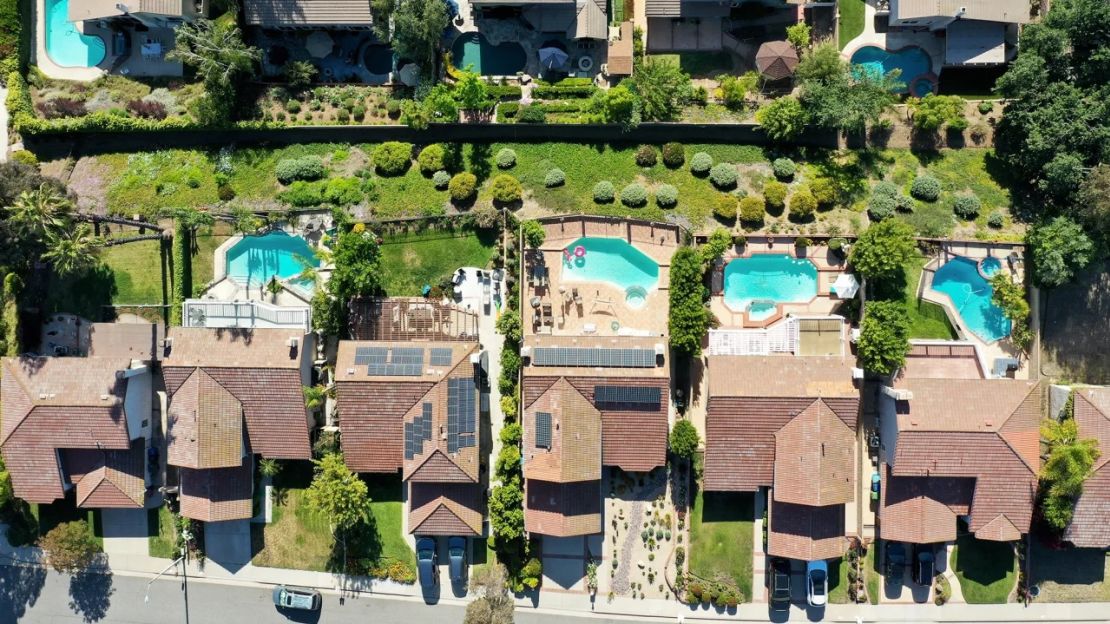 Las piscinas privadas, como estas en el sur de California, han reemplazado a las piscinas públicas en las últimas décadas.