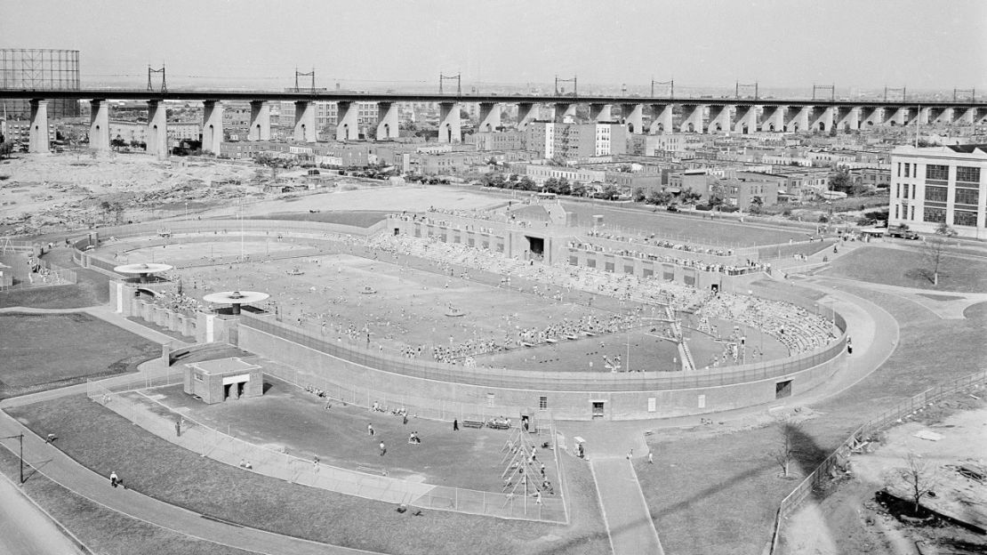 La piscina Astoria, construida durante el New Deal, en la ciudad de Nueva York en 1936.