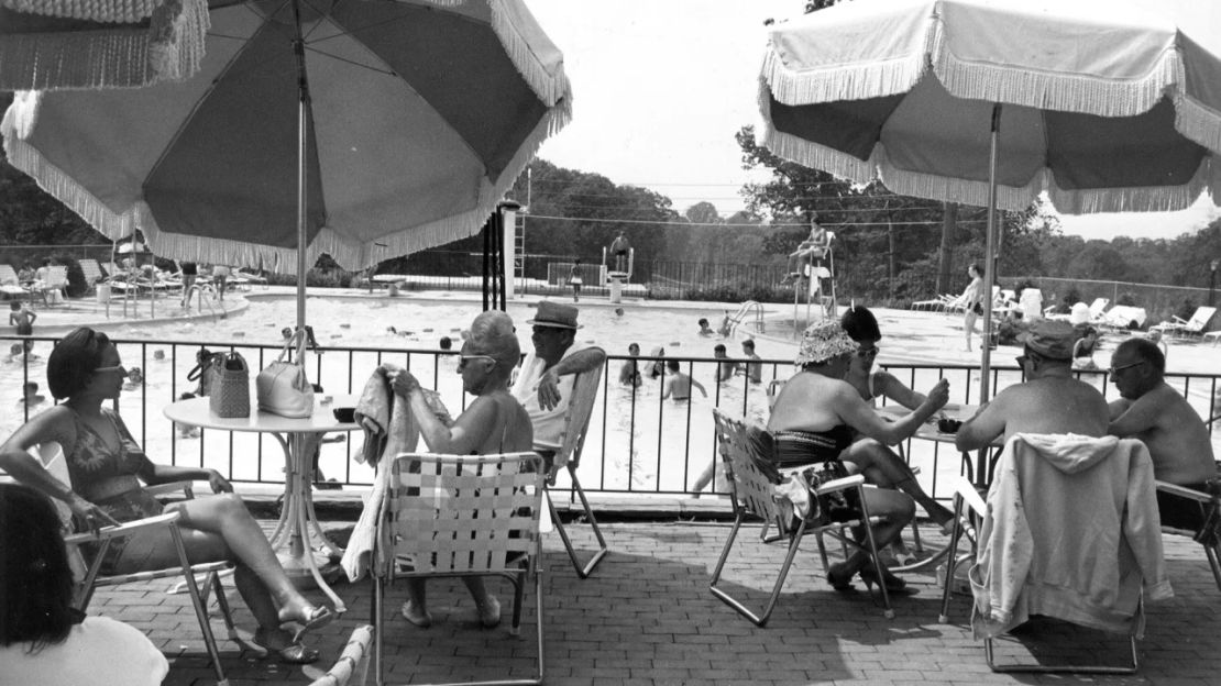 El Old Westbury Country Club en Nueva York en 1963. Surgieron clubes de piscina privados a medida que crecían los suburbios.