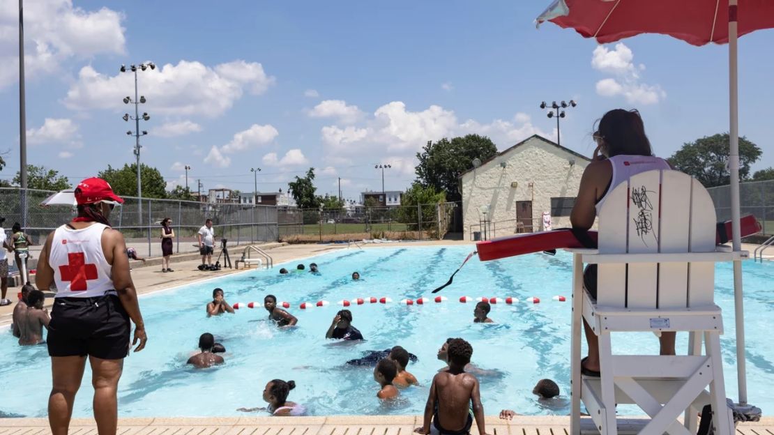 Muchas ciudades han tenido problemas para contratar socorristas, lo que ha provocado el cierre de piscinas.