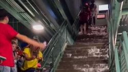 CNNE 1425580 - lluvia inunda un estadio en boston durante juego de la mlb