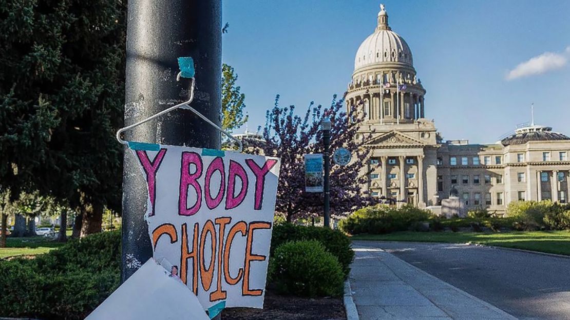 Un cartel pegado a una percha cuelga cerca del Capitolio de Idaho, en Boise, tras las protestas contra las nuevas leyes abortistas del estado, que prohíben el procedimiento.