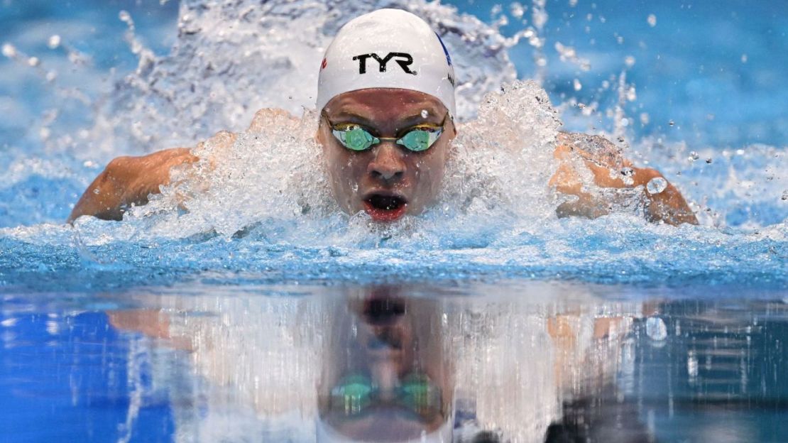 El francés Leon Marchand compite en la final de los 400 metros medley masculinos.