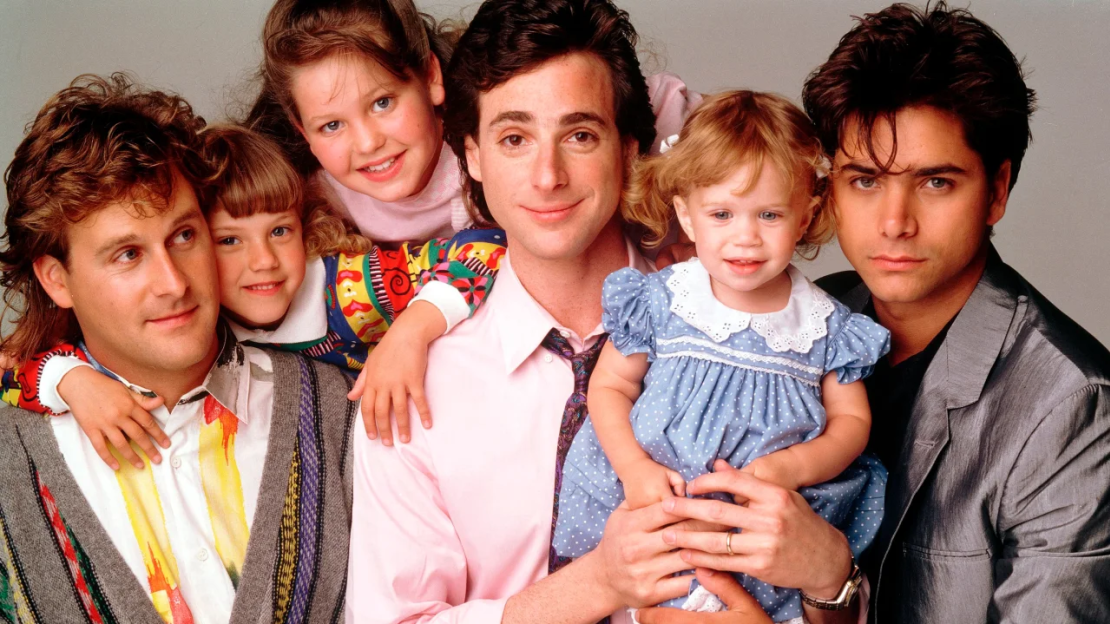 (De izquierda a derecha) Dave Coulier, Jodie Sweetin, Candace Cameron Bure, Bob Saget, Mary-Kate/Ashley Olson y John Stamos en 'Full House'.