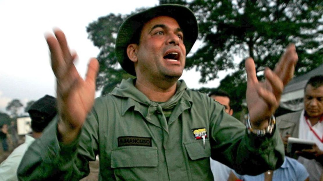 Salvatore Mancuso, exjefe de las las Autodefensas Unidas de Colombia (AUC), habla con la prensa en el campamento Campo Dos de Tibú, 600 km al noreste de Bogotá, en el departamento de Norte de Santander, el 9 de diciembre de 2004.