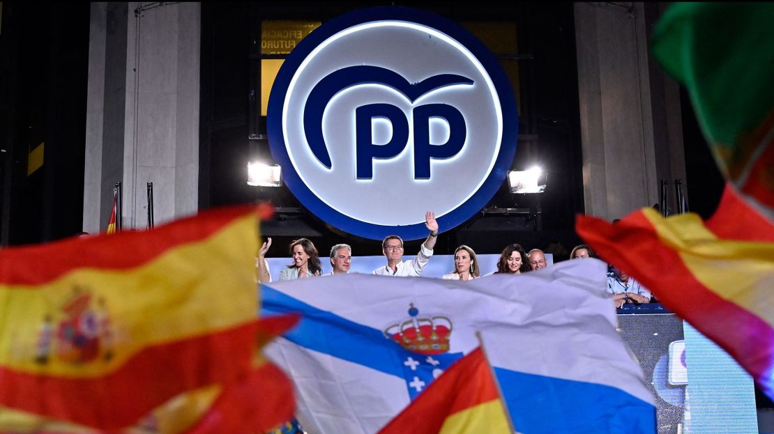 El líder y candidato del conservador Partido Popular Alberto Núñez Feijoo se dirige a sus partidario desde un balcón de la sede del PP en Madrid después de las elecciones generales españolas del 23 de julio de 2023. Crédito: OSCAR DEL POZO/AFP vía Getty Images